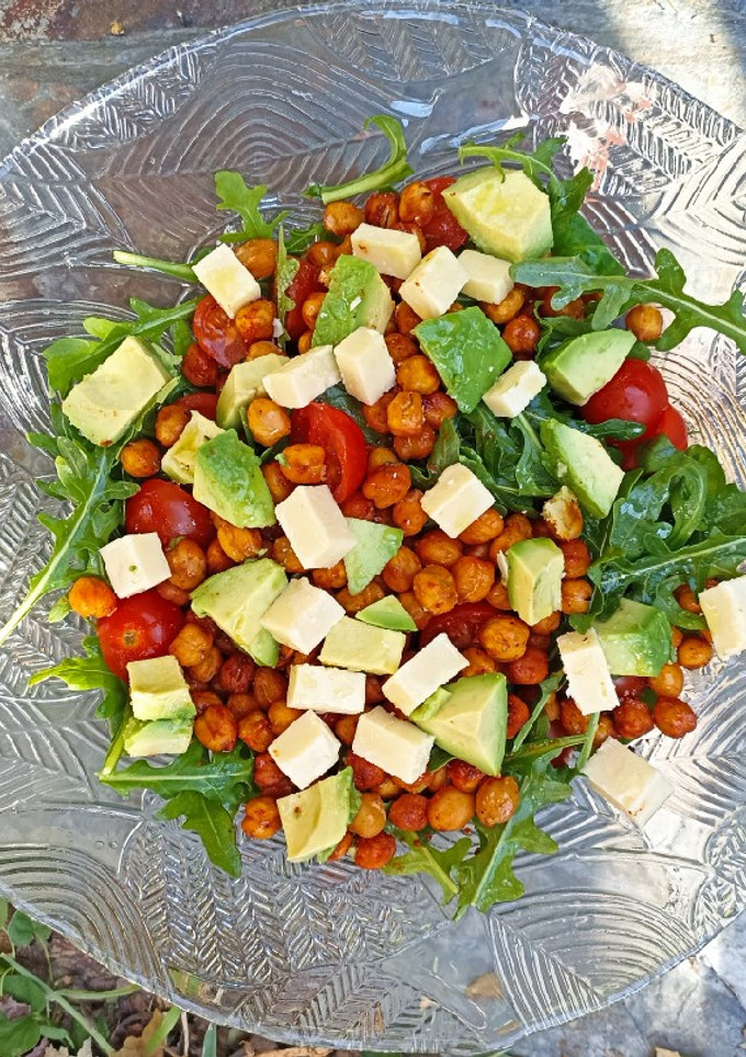 Una foto de Ensalada con garbanzos crujientes