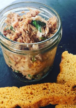 Une photo de Rillettes de thon au confit de tomates séchées et basilic frais
