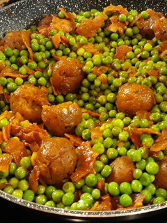 Una foto de Guisantes con albóndigas de atún