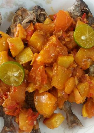 Foto resep Fried fish with sambal potato