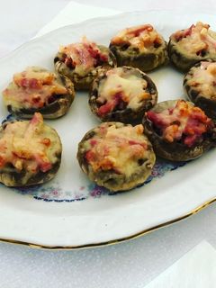 Una foto de Champiñones rellenos de jamón y bacon con queso rallado