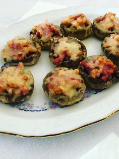 Foto principal de Champiñones rellenos de jamón y bacon con queso rallado