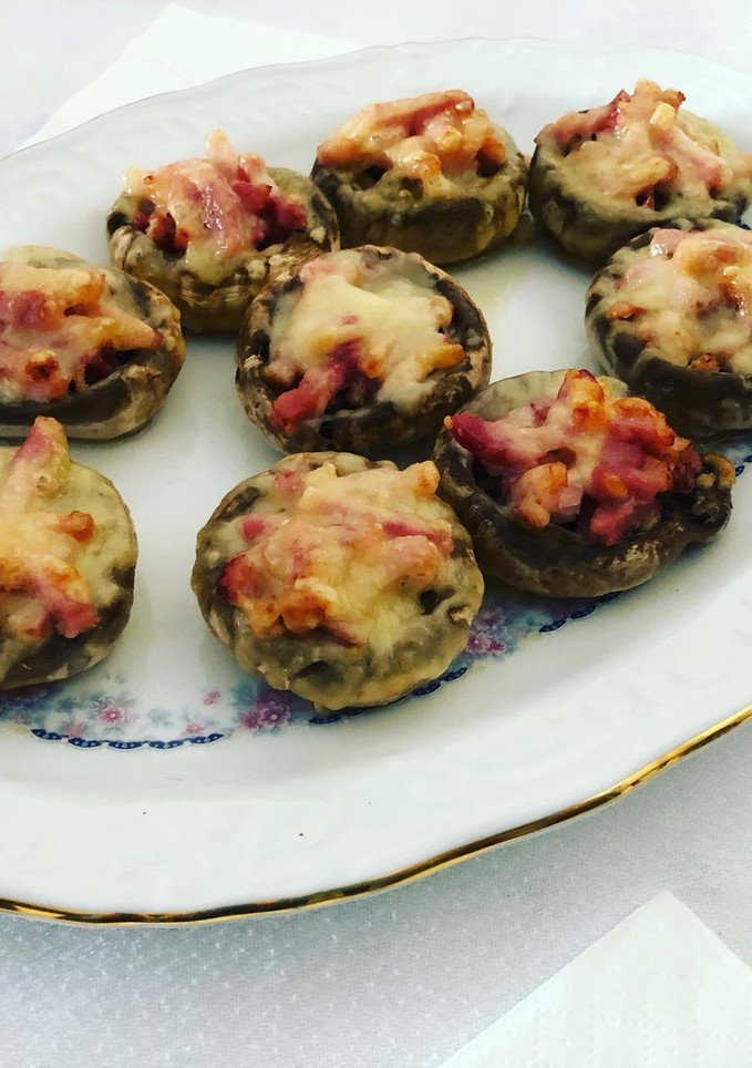 Una foto de Champiñones rellenos de jamón y bacon con queso rallado