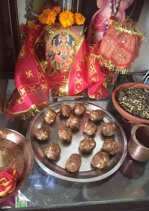 A picture of Khazoor narial sugarless ladoo.
