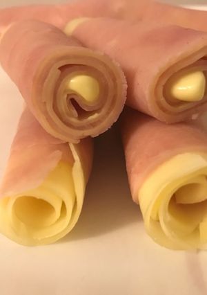Una foto de Arrollado de jamón y queso 100% Keto