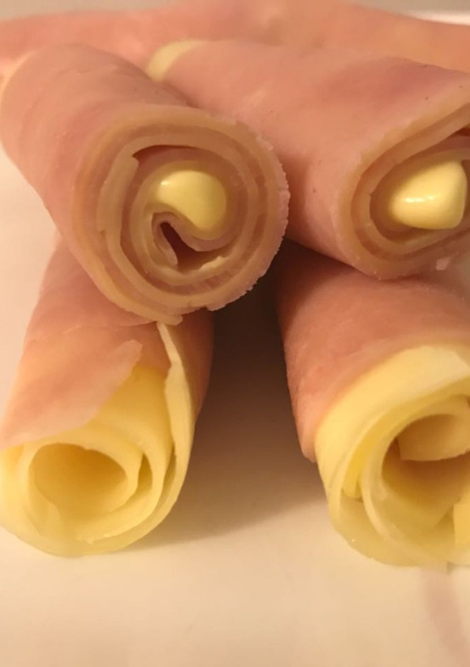 Una foto de Arrollado de jamón y queso 100% Keto