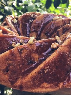 عکسی از دستور کیک خرما و گردو با سس کارامل