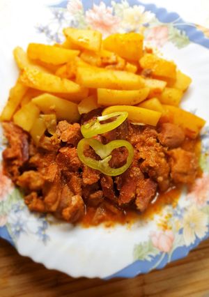 Csülök pörkölt füstölt oldalassal csípősen recept fotója