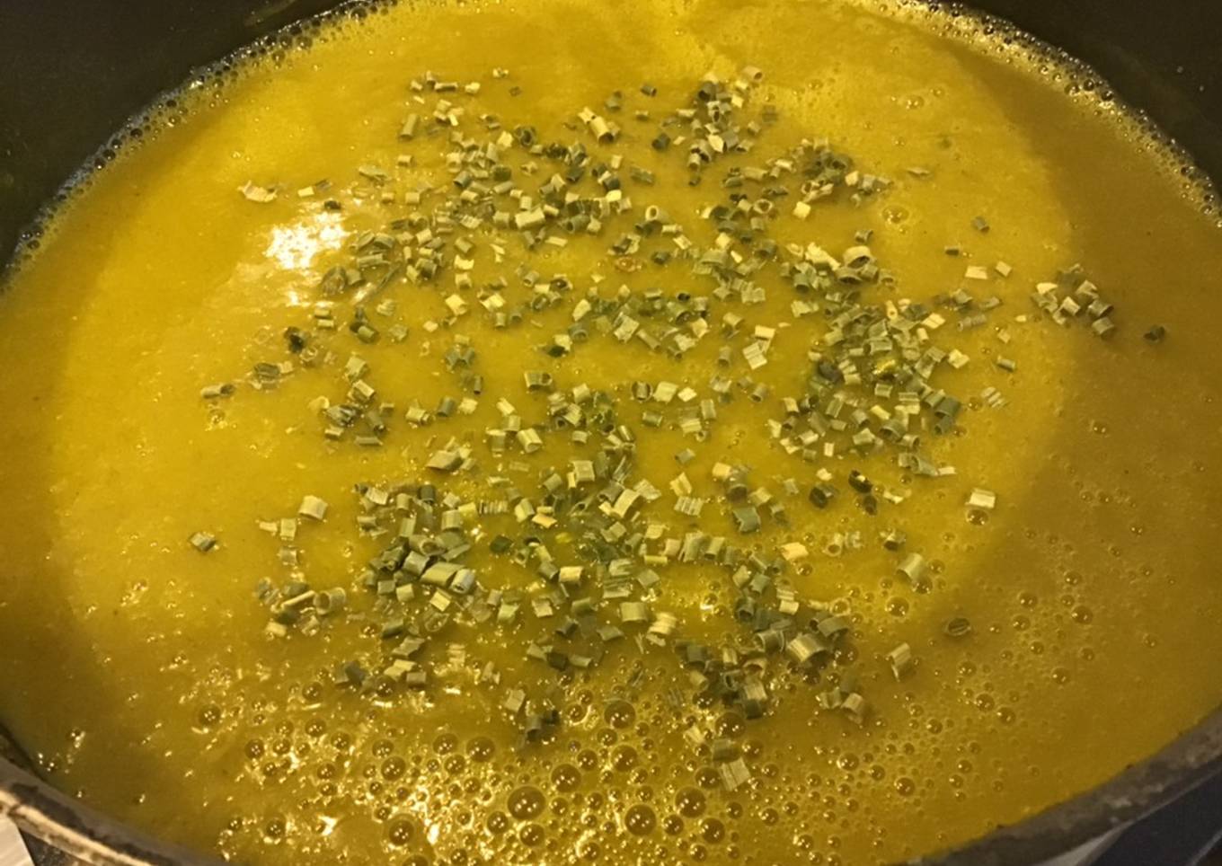 Soupe de pommes de terre et poireaux au curcuma et à la crème