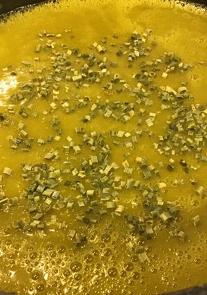 Une photo de Soupe de pommes de terre et poireaux au curcuma et à la crème