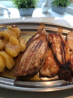 Una foto de Lenguados a la plancha con patatas galletas