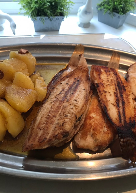 Una foto de Lenguados a la plancha con patatas galletas