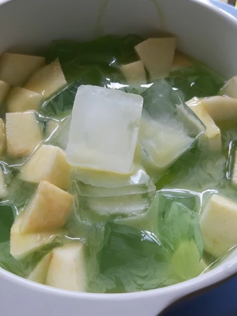 Langkah Gampang Membikin Resep Es Apel Agar-Agar dengan Sirup Pandan Home Made dan Susu yang Lezat Anti Ribet, Sempurna