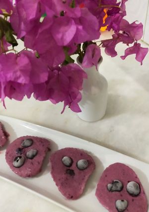 A picture of Frozen yoghurt cherry ice cream.