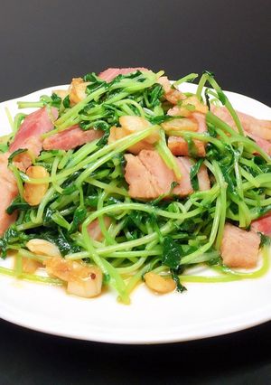 Hình của món Rau mầm đậu xào thịt xong khói,tỏi.
