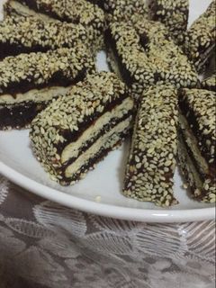 صورة لوصفة عجينة التمر بسمسم والبسكويت