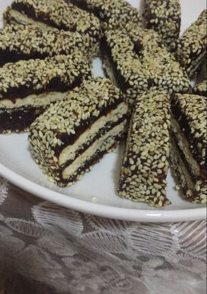 صورة لوصفة عجينة التمر بسمسم والبسكويت