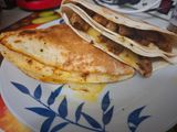 Mic-dejun sățios: tortilla cu porc și mozzarella”