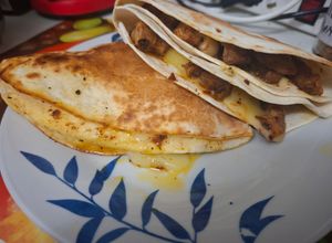 O poză a rețetei Mic-dejun sățios: tortilla cu porc și mozzarella”.