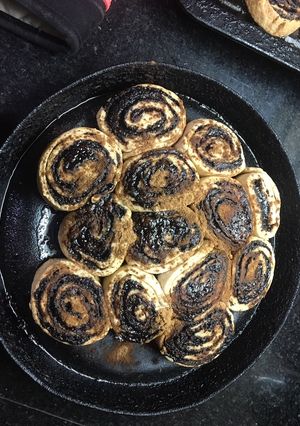 Una foto de Bollos de canela y azúcar negra