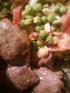 Una foto de Bifes a la plancha con ensalada de arvejas frescas 😊