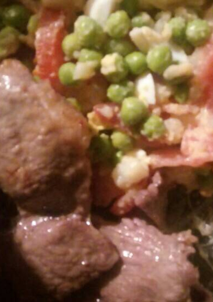 Una foto de Bifes a la plancha con ensalada de arvejas frescas 😊