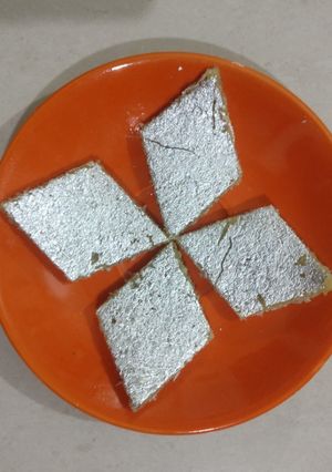 મખાના કતલી(Makhana katli recipe in Gujarati) રેસીપી મુખ્ય ફોટો