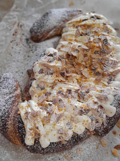 Una foto de Macro croissant con crema de chocolate blanco y almendras