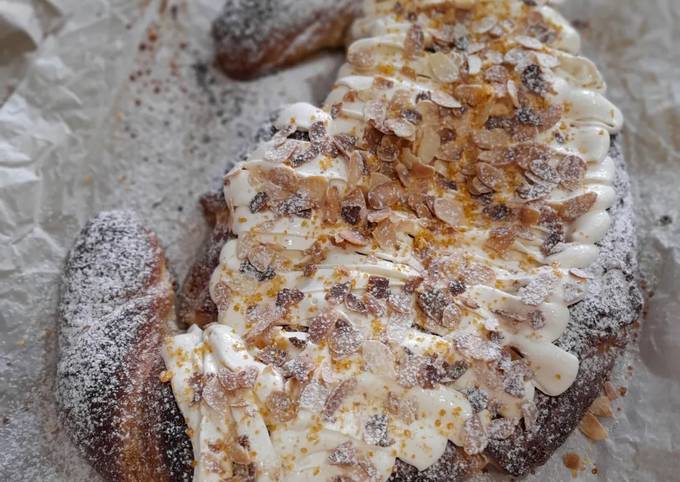 Macro croissant con crema de chocolate blanco y almendras Receta de Toni  Martín- Cookpad