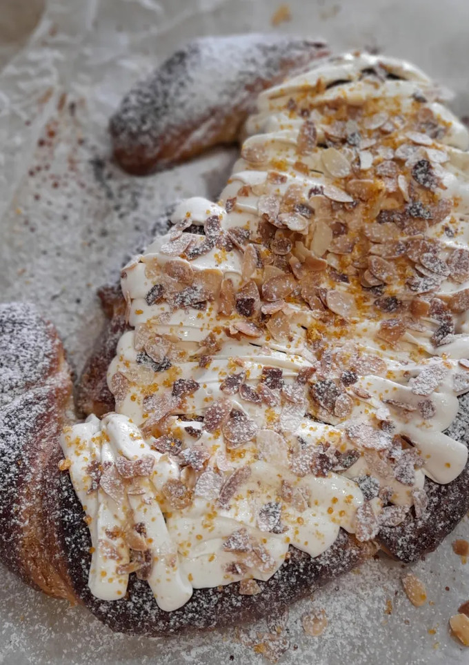 Una foto de Macro croissant con crema de chocolate blanco y almendras