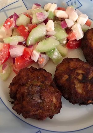 Cukkinis patiszonkorongok görögsalátával recept fotója