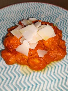 Una foto de Gnocchis de calabaza con salsa de pimientos del piquillo
