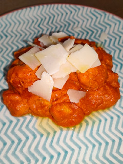 Una foto de Gnocchis de calabaza con salsa de pimientos del piquillo