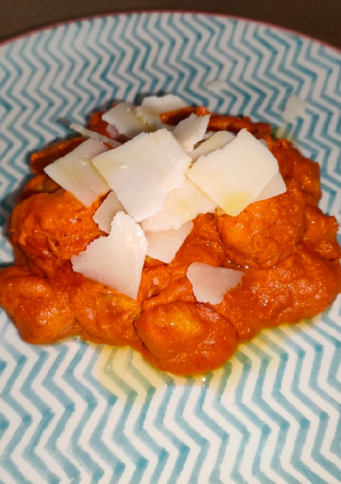 Una foto de Gnocchis de calabaza con salsa de pimientos del piquillo