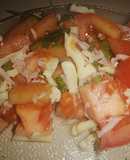 Ensalada de tomate, queso, ciboulette y jamón