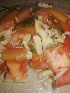 Una foto de Ensalada de tomate, queso, ciboulette y jamón