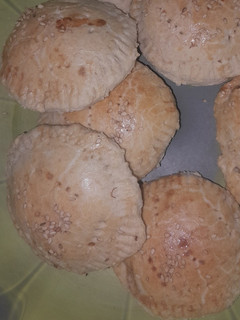 A picture of Crunchy meat pie.