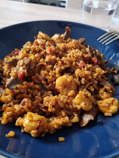 Una foto de Arroz con setas y gambas