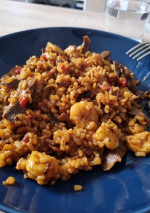 Una foto de Arroz con setas y gambas