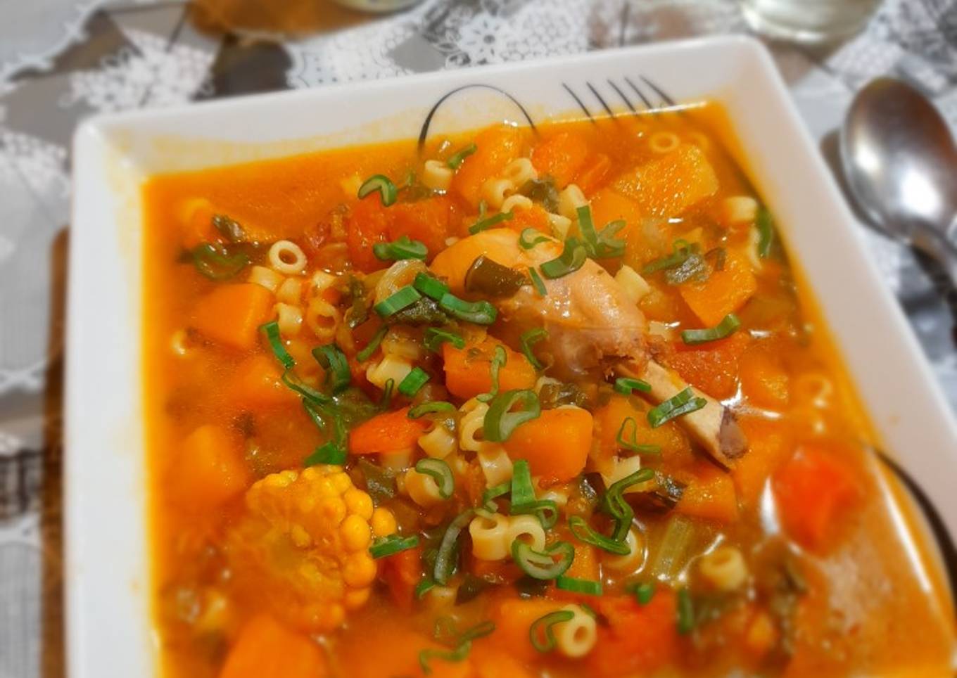 Sopa de verduras con pollo