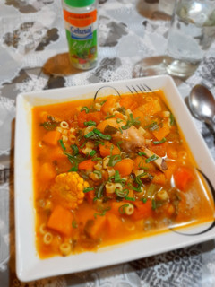 Una foto de Sopa de verduras con pollo
