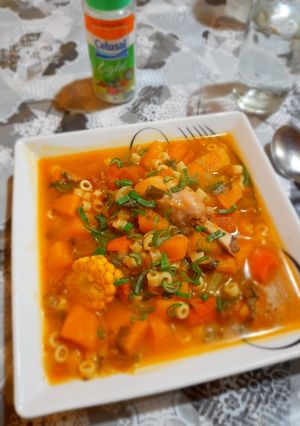 Una foto de Sopa de verduras con pollo