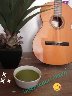 Una foto de Crema de calabaza y espinacas