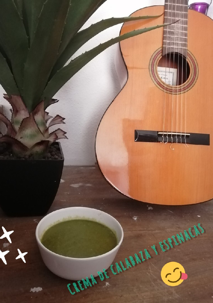 Una foto de Crema de calabaza y espinacas