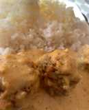 Albóndigas crujientes al curry en salsa con arroz