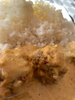 Una foto de Albóndigas crujientes al curry en salsa con arroz