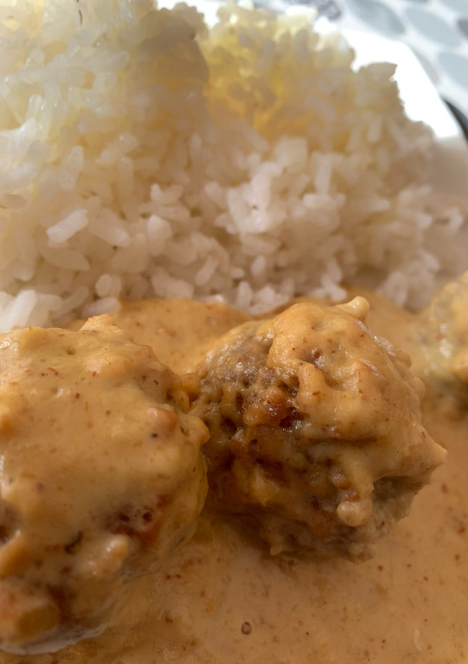 Una foto de Albóndigas crujientes al curry en salsa con arroz