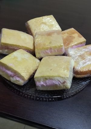 Una foto de Bocaditos de helado de frutilla