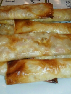 Una foto de Rollitos de masa filo rellenos de jamón y queso