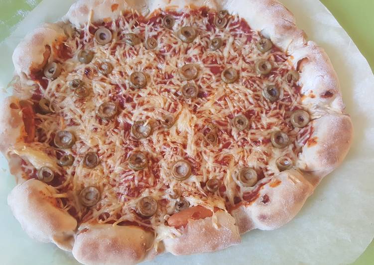 Recette Des Pizza à la saucisse et tomate oignon